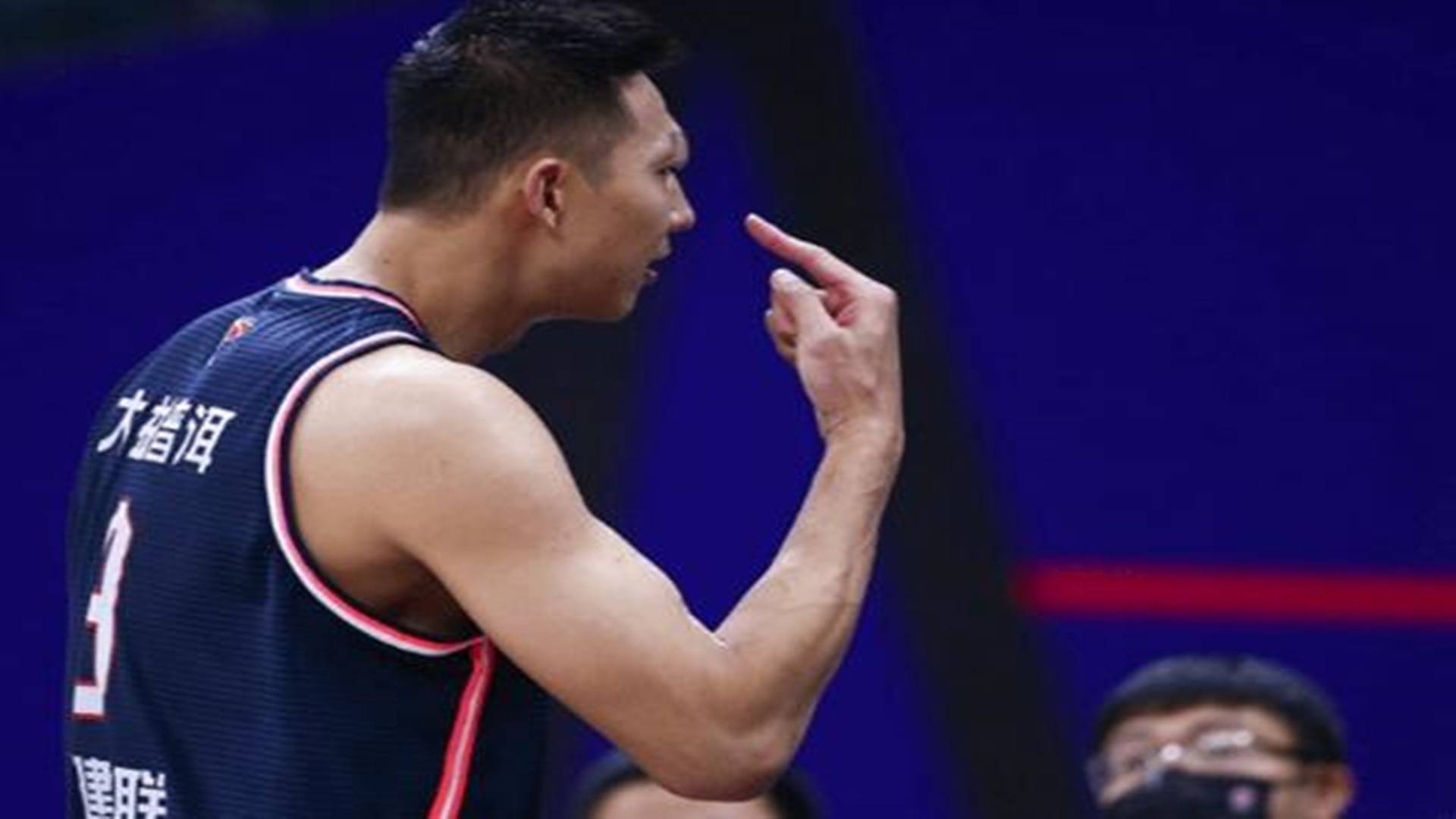 导致易建联的眉骨严重受伤,肿了一个大包