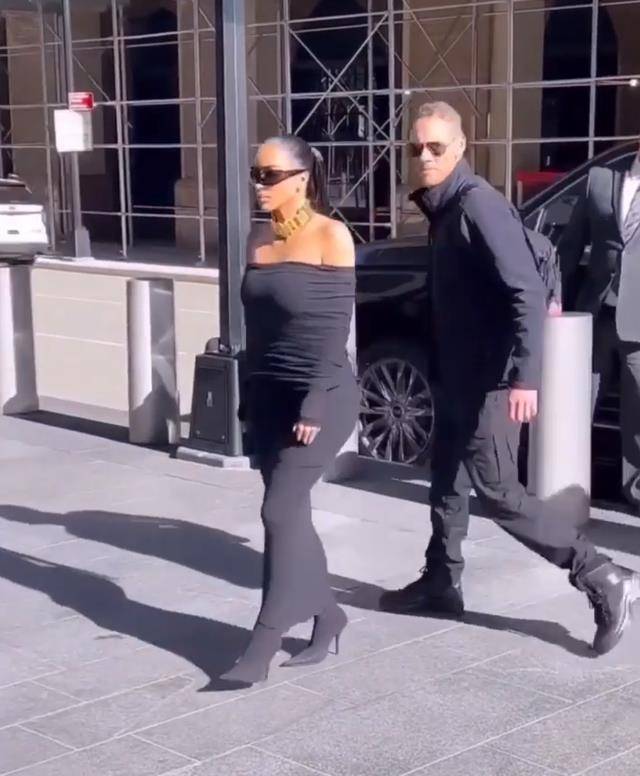 卡戴珊 金卡戴珊和28岁男友抵达纽约，她穿上“绷带裙”步子都迈不开