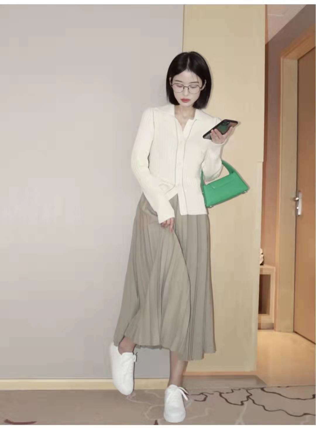 长款百褶裙搭配什么上衣和鞋子好看