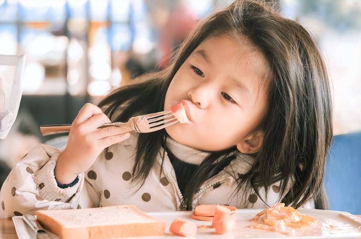 家长|“糊弄式”早餐悄然兴起,很多小学生每天都吃,对身体危害很大