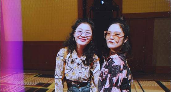 一身 金靖原来是个隐藏“时髦精”，与关晓彤撞衫，输了年龄赢了气质