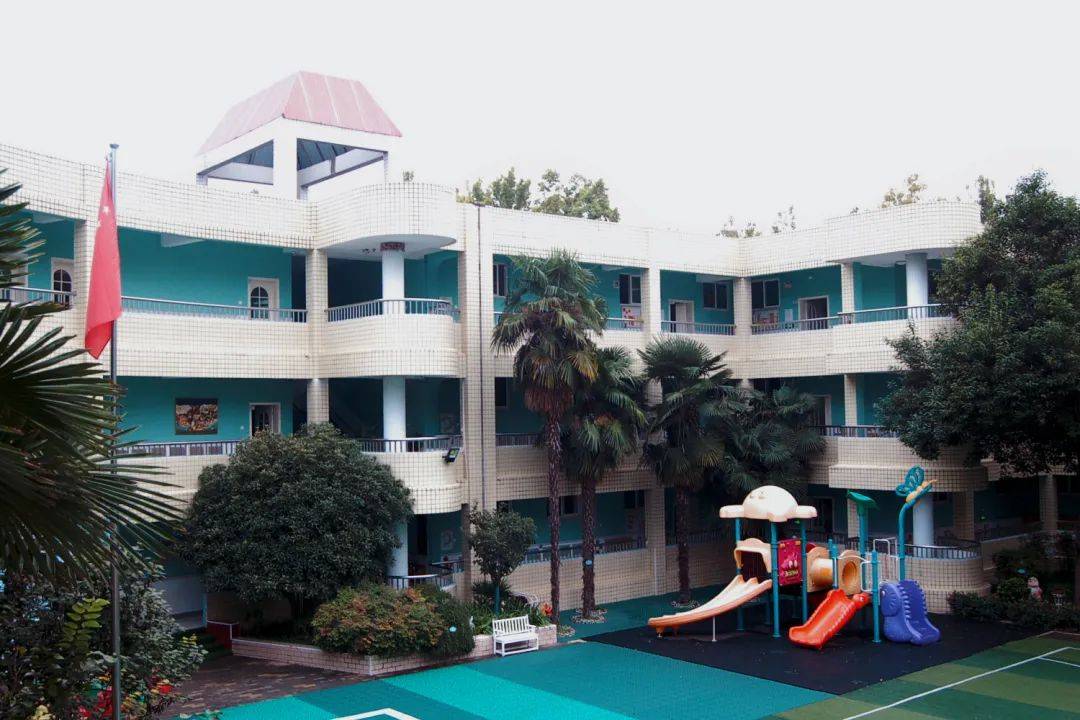 中方园艺术幼儿园是中方园小区东苑和西苑之中一颗绿岛明珠.