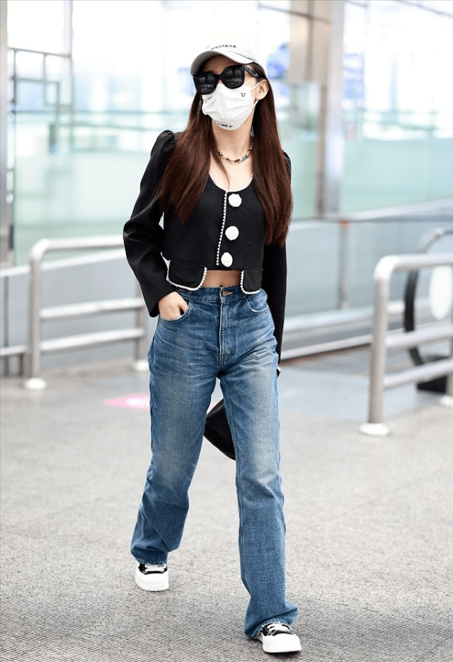 吴佳怡虽打扮得挺成熟,但脸上胶原蛋白却暴露年纪,嫩得像00后_黑色