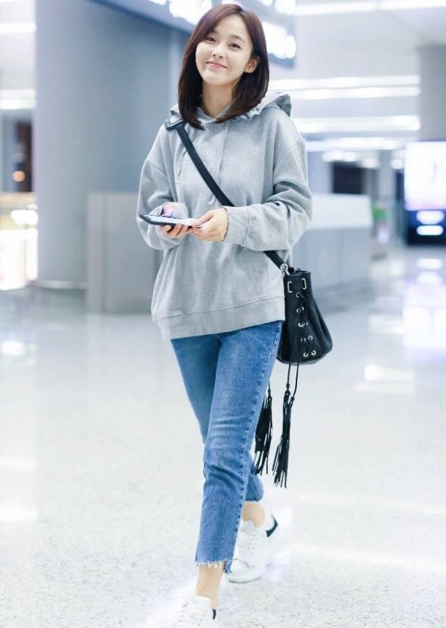 原创30岁的张佳宁太少女了吧卫衣牛仔裤超减龄就像个高中生