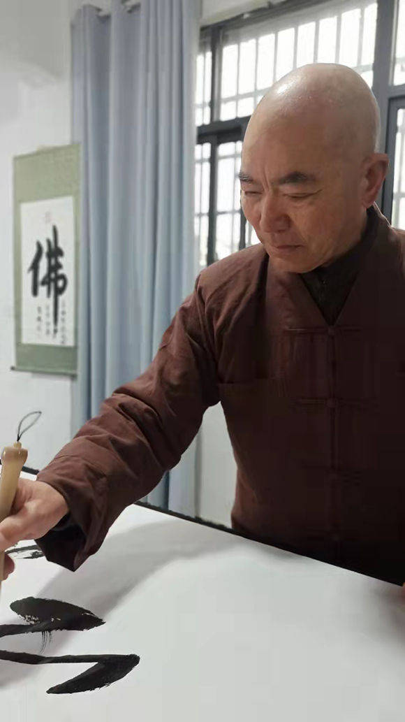 李成,(禅学书法家)湖北荆州人,现年66岁,中国禅学大师,中国禅学书法