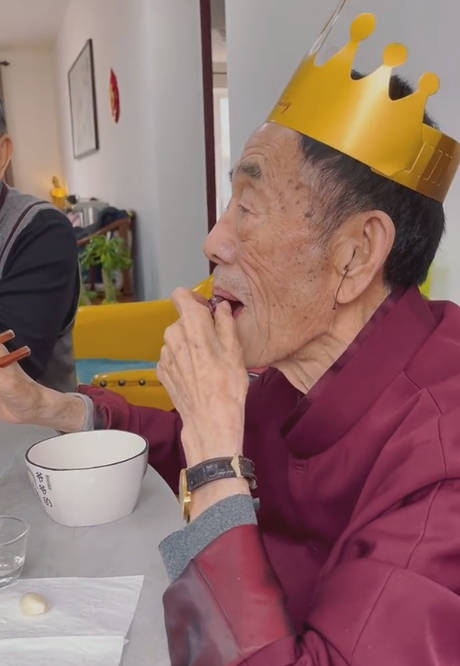 杨少华在家庆祝90岁大寿!