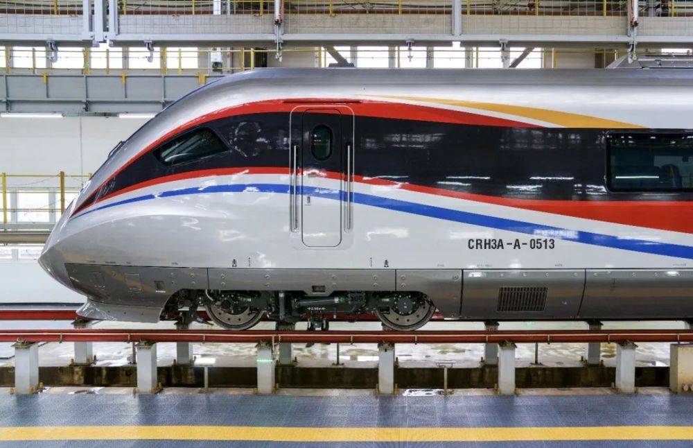 crh3a-a首次亮相标志贵阳环城快铁即将开通啦_动车组_设计的_甲秀楼