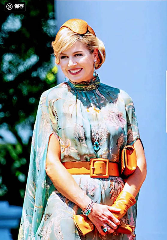 49岁的荷兰王妃颜值高衣品好同色系搭配出高级女王范