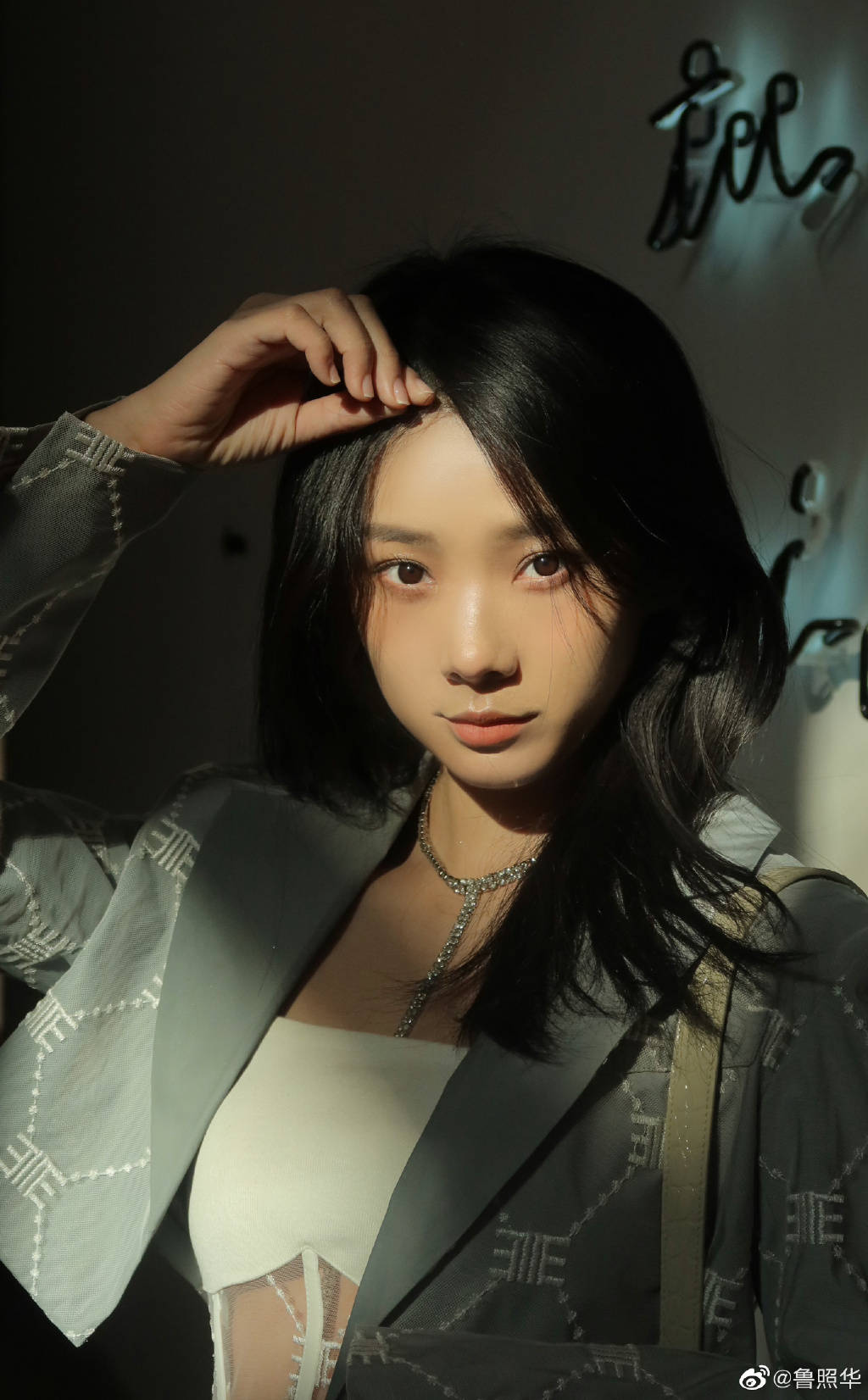 于正旗下鲁照华美图眉目如画清丽脱俗气质卓越