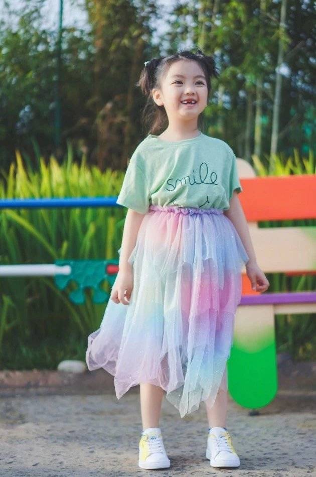浅绿色 6岁阿拉蕾掉牙堪称“整容”，圆脸变小，近照穿彩虹裙美得不敢认