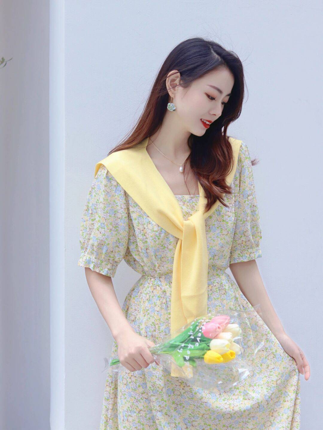 青春 约会穿搭指南,印花一字肩上衣搭配牛仔短裤青春感满分,漂亮大气