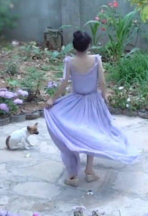 原创李子柒用葡萄皮给自己做衣服看到效果后是人间的仙女呀