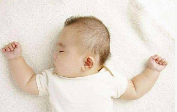 孩子睡觉时爱出汗，有两个原因，宝妈不要忽视第二种