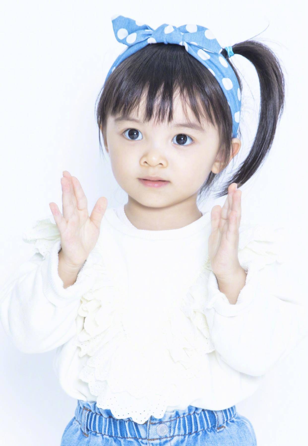 蓝色 熊黛林晒女儿2岁生日照，双子星模样差别大，妹妹像爸爸颜值吃亏