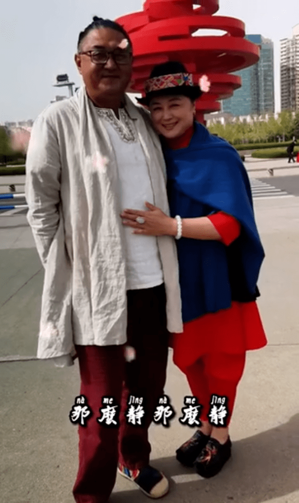 原创于月仙去世七个月张学松晒夫妻恩爱合照痛诉心声哪里的夜都那么静