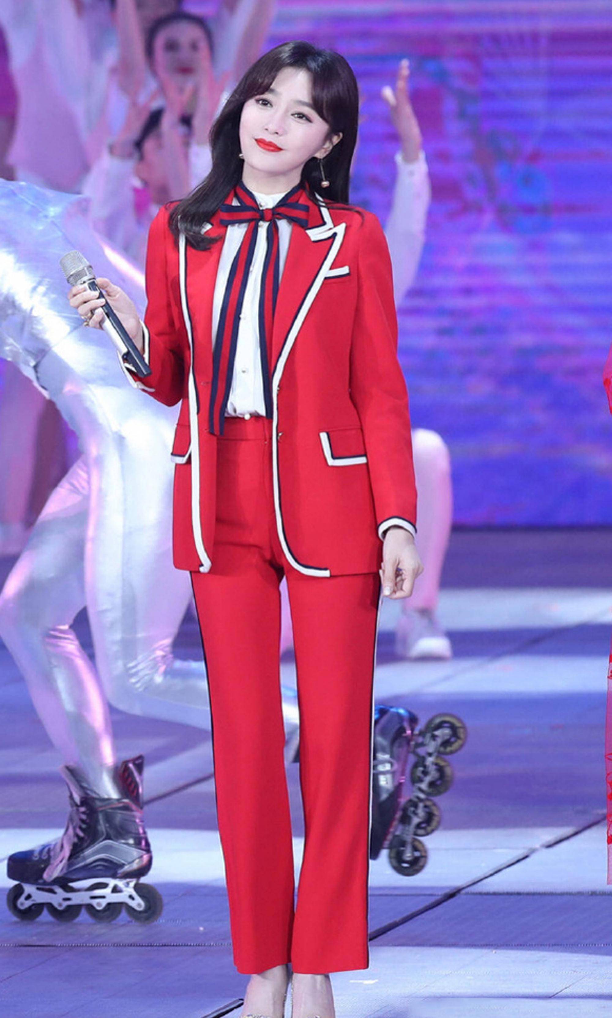 增加了 38岁秦岚穿红色也太好看了吧！能把西装穿出甜美估计也只有她了！