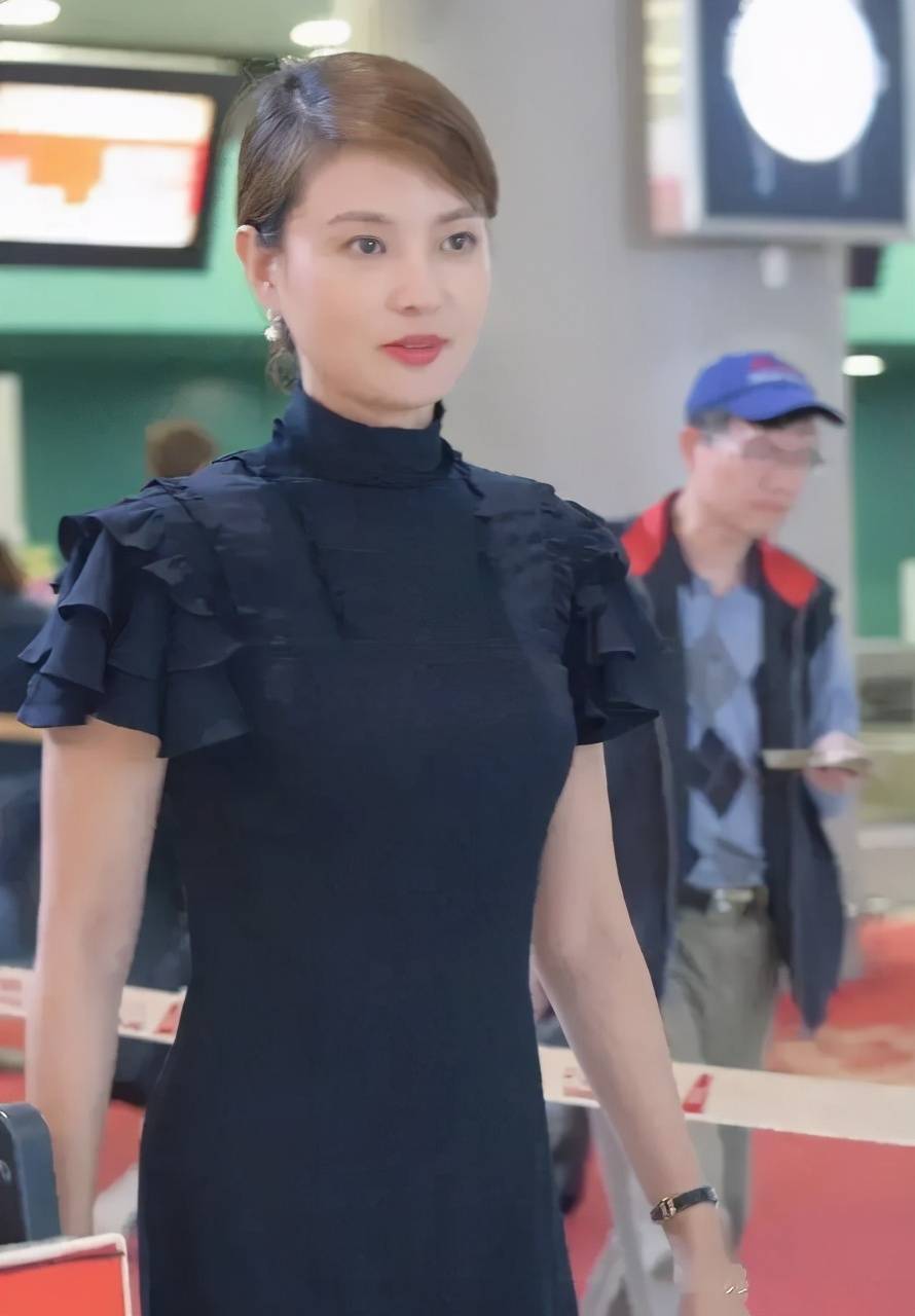 好身材 43岁的刘芳菲走机场 搭配黑色连衣裙气质优雅 好身材是关键