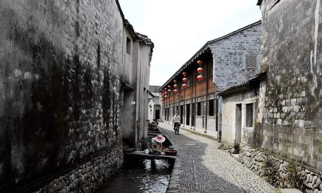 浙江又一“低调”古镇走红，风景比肩周庄，不收门票的游客还很少