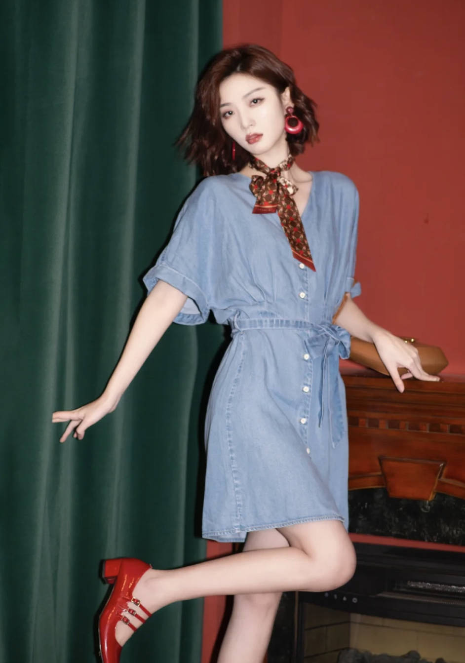 氛围 连衣裙如何穿出春日氛围感？教你高阶搭配秘诀，轻松拿捏时尚密码