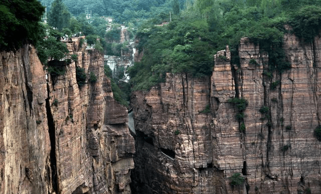 中国最神奇的三个村庄，悬崖上、地下各一个，还有个称为“鬼村”