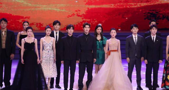 周冬雨 穿了N套dior，大使张雪迎终于穿了套华丽高定！却被周冬雨抢了镜