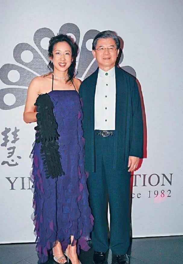 郭晶晶 难怪郭晶晶受宠！61岁朱玲玲撞脸儿媳妇，婆婆年轻时可没少受委屈