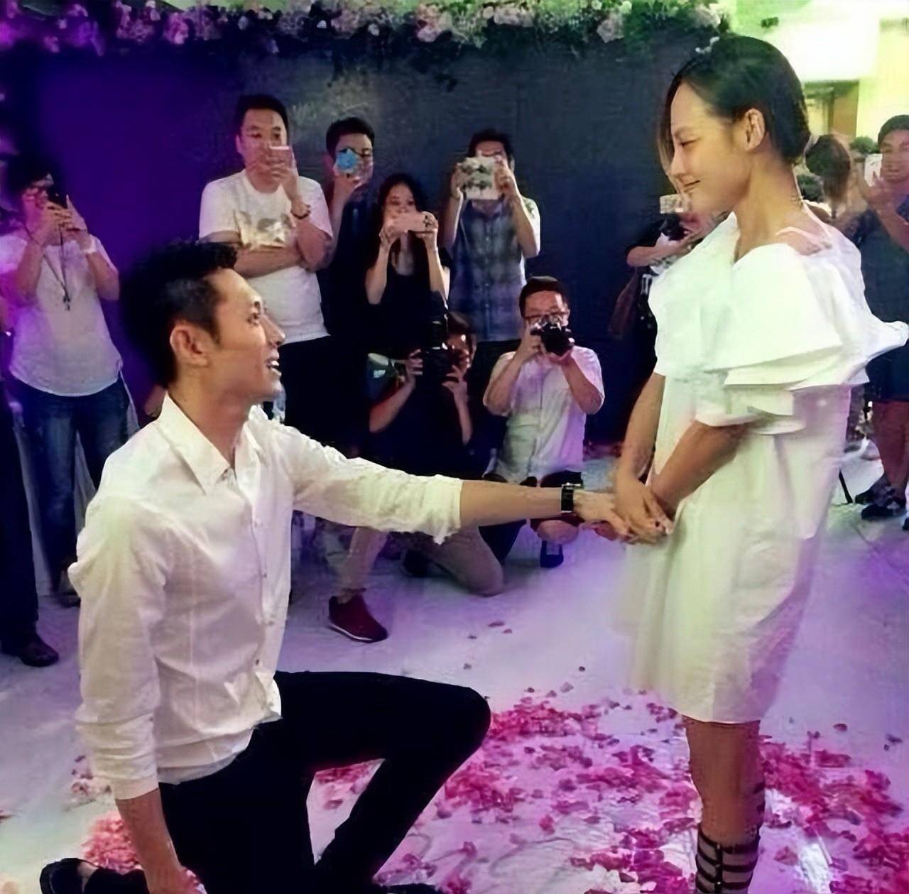 没过多久,张嘉倪再次被买超求婚,这次的求婚地念布满了鲜花,买超还