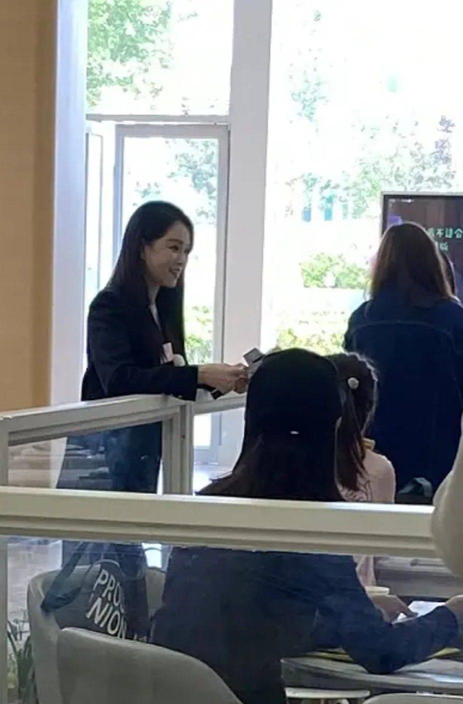 黑色 伊能静贴下睫毛像苍蝇腿，衣服起球还在穿，明星都这么节俭了吗？