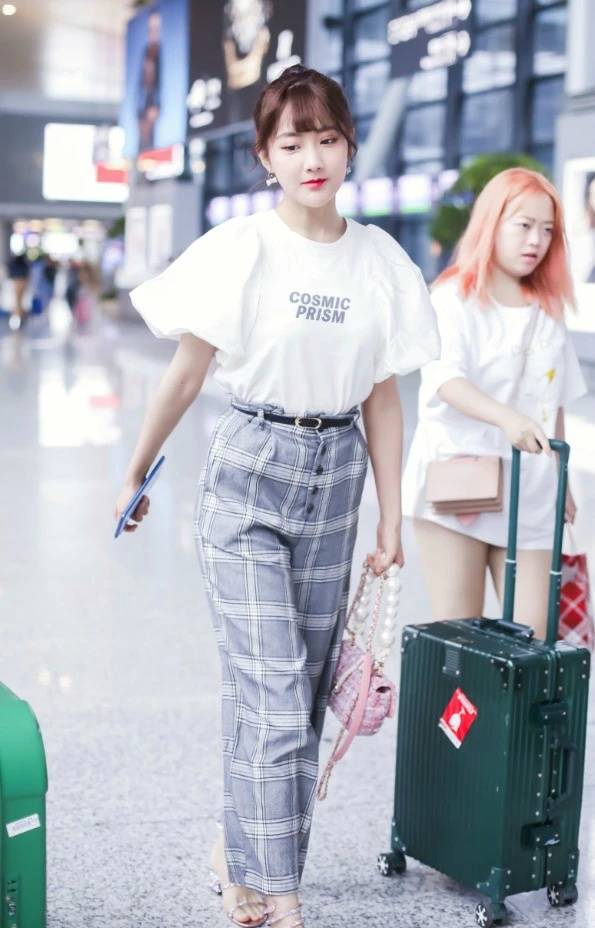 原创被嘲腿粗的李艺彤终于开窍首次尝试棋盘裤显瘦效果出奇好