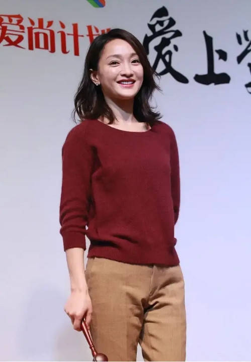 服装 46岁的周迅这次搭配对了 亮黄外套大方抢镜,发型好独特