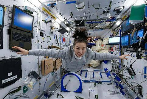 空间站第二次太空授课现场，王亚平瘦成小V脸：在轨5个月皮肤还不错