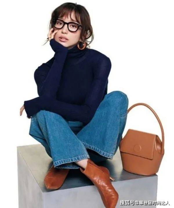 身材 女人若是不想显老!建议穿“针织衫+牛仔裤”，时髦气质还减龄