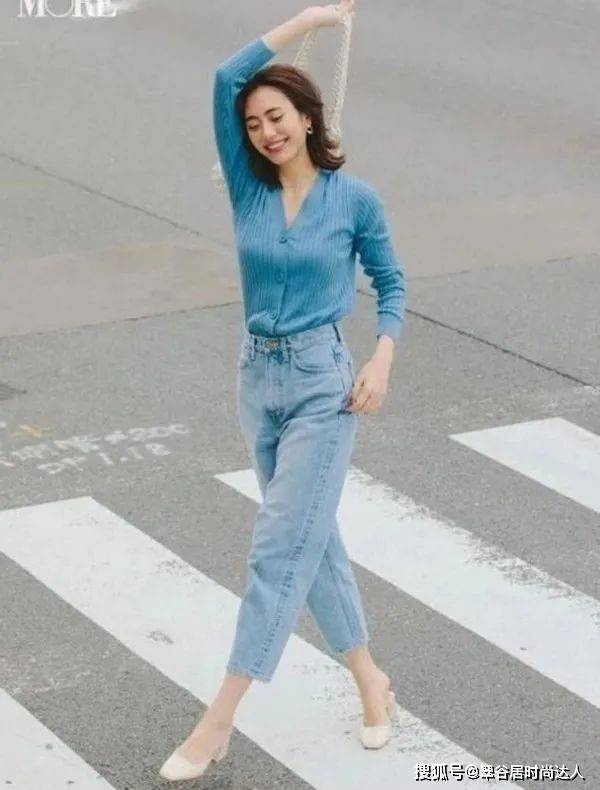 身材 女人若是不想显老!建议穿“针织衫+牛仔裤”，时髦气质还减龄