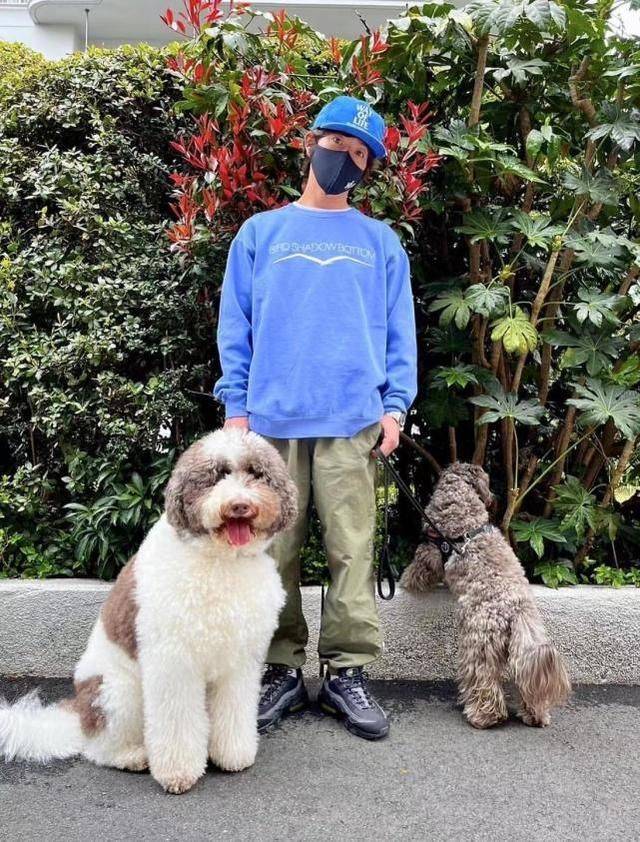 脸颊 51岁工藤静香凹陷脸颊变饱满，有肉感甜美升级，毛衣图案引争议