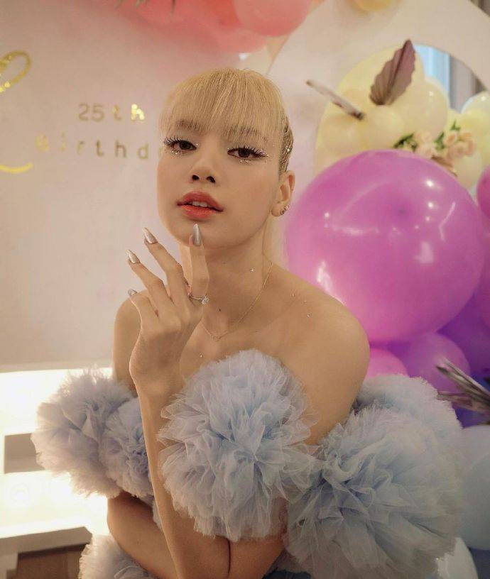 Lisa晒出25岁庆生照 金发高马尾甜辣风穿搭超美-搜狐大视野-搜狐新闻