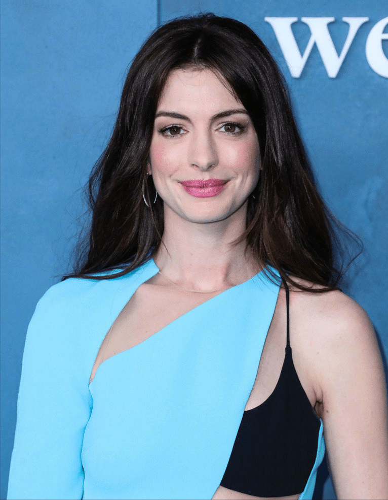 安妮·海瑟薇是好莱坞的著名影星,自从出道以来,就以靓丽的长相惊艳