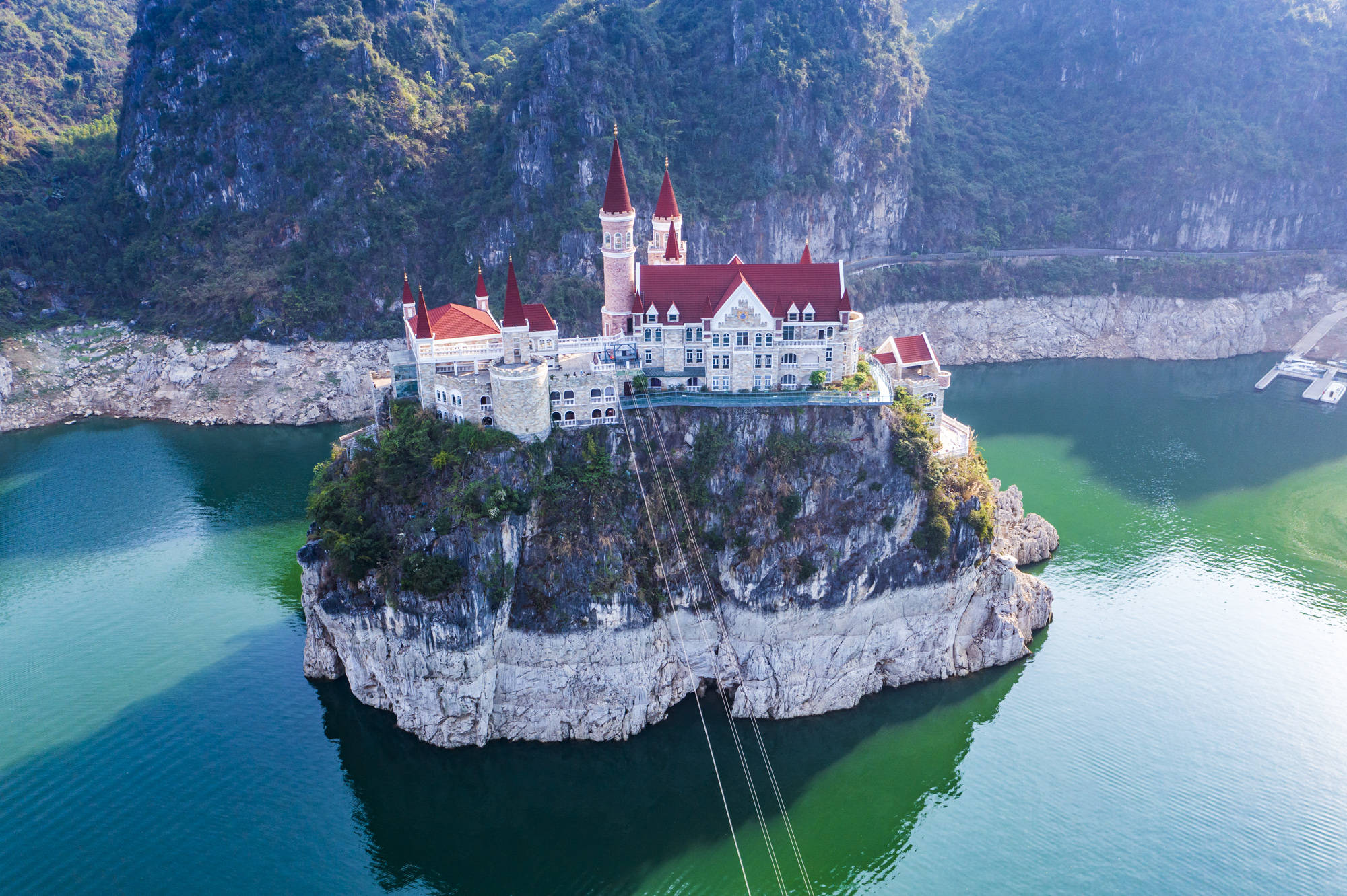 4亿,在湖中孤岛上建了座神秘城堡,号称中国唯一_万峰湖_建筑_兴义
