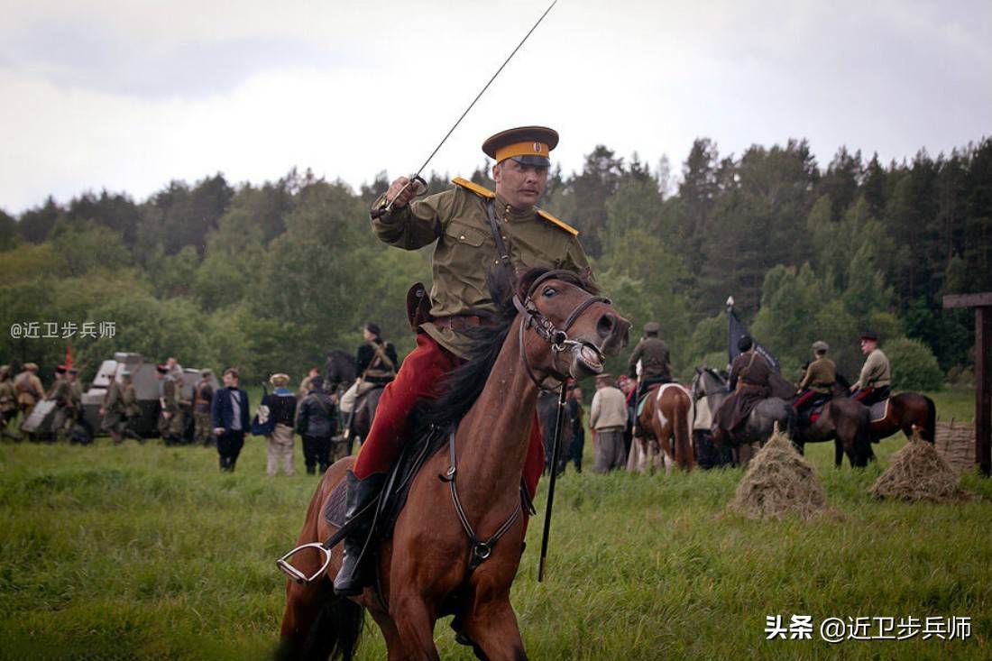 这是马赫诺的黑旗军,也就是名噪一时的安那其主义武装,他们使用搭枪卡