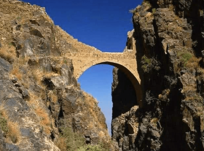 全球最神秘的古桥，横跨峡谷20米却无桥墩支撑，建造方法至今为谜