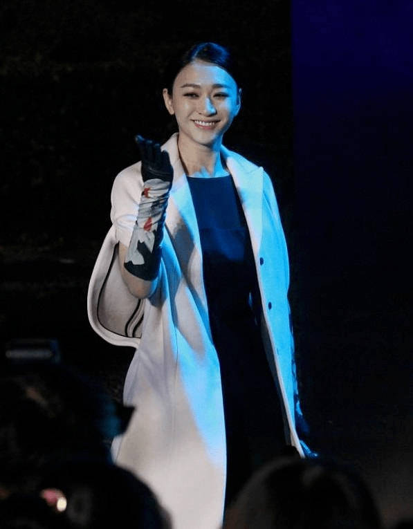 原创穿着平庸气质不俗白色大衣配黑色阔腿裤潇洒利落真霸气