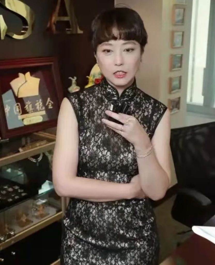 55岁周海媚臃肿近照曝光身穿旗袍搭配黑丝袜小腹赘肉明显