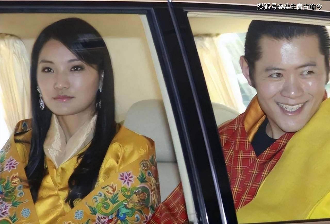 不丹帝后破镜重圆:30岁的佩玛冒雨和国王牵手,淋雨也一脸甜蜜