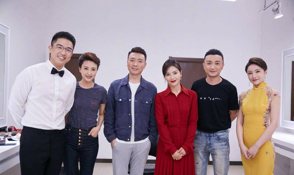 贵妇 43岁刘涛真是女富婆,穿3万西装拎10万包,搭2万绿色长裙赶飞机美如画