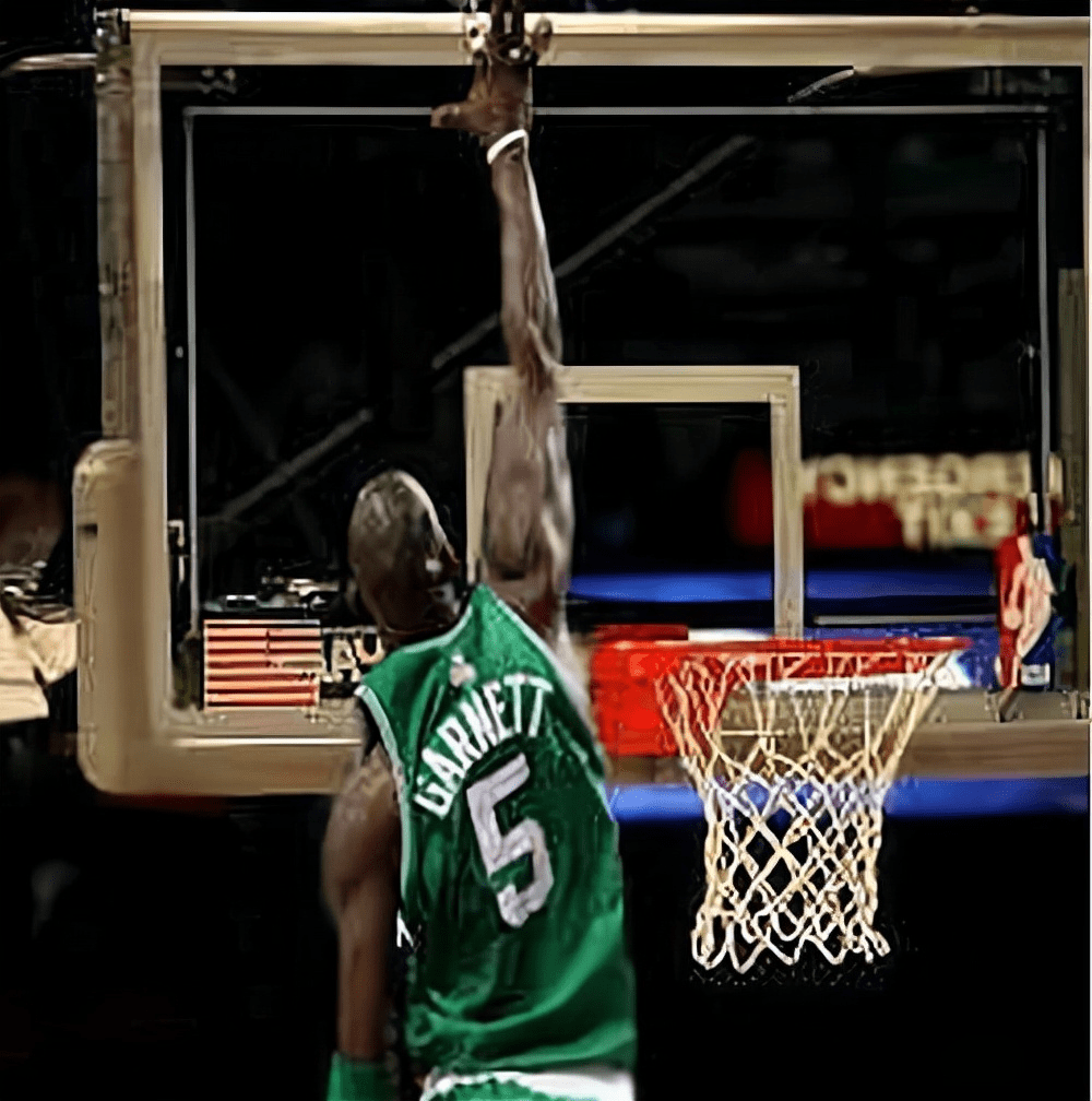 可加内特只有2米11的身高,2米24的臂展,篮板的高度是3米95.