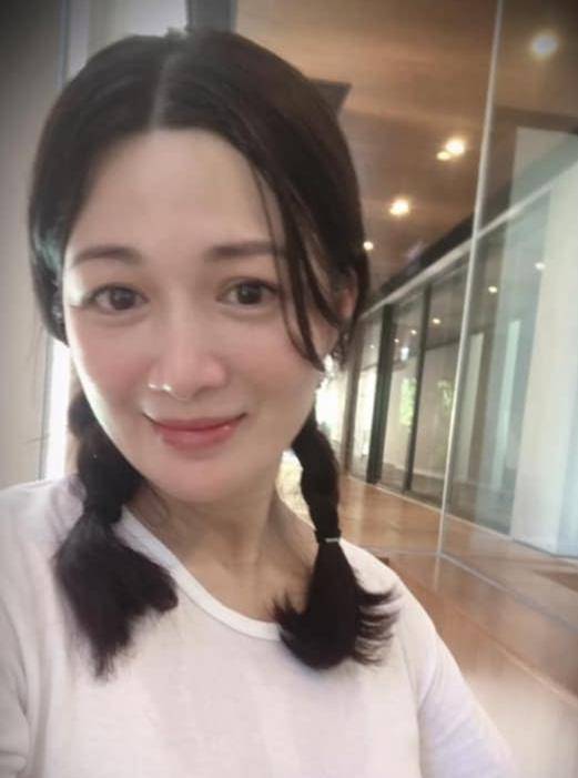 李文辉|42岁陈少霞与63岁老公提前庆生，三胎女儿含着奶嘴出镜超可爱