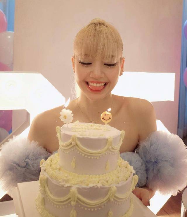 lisa庆生照上热搜,欧美妆容被质疑像男人,粉丝远隔千里写信祝福_照片