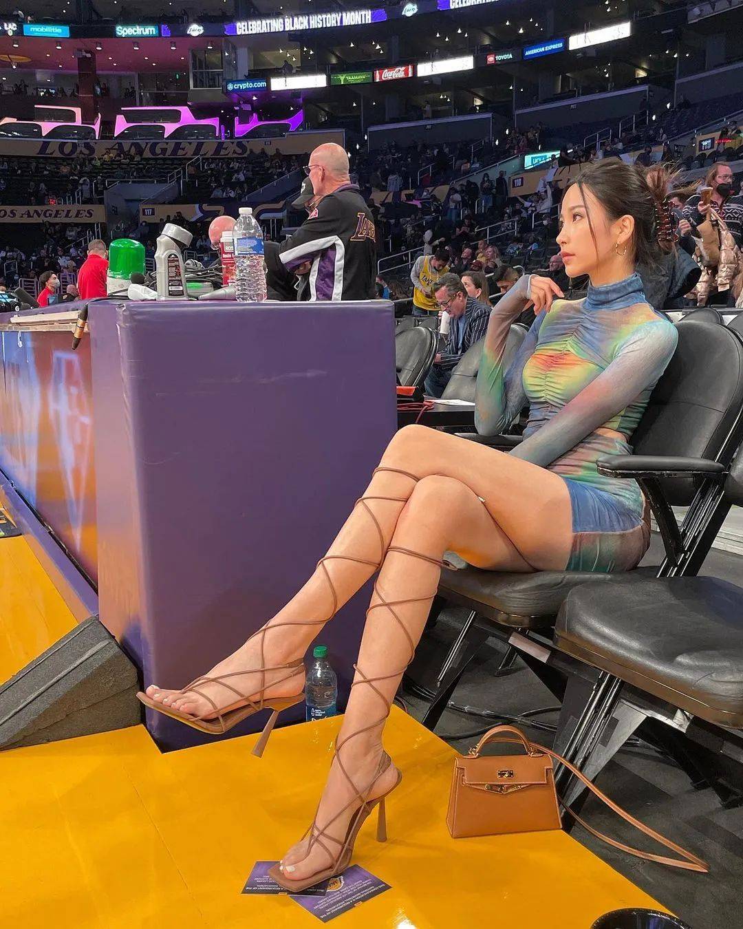 在nba场边看球的美女是谁?马上给你们找到她的所有信息!