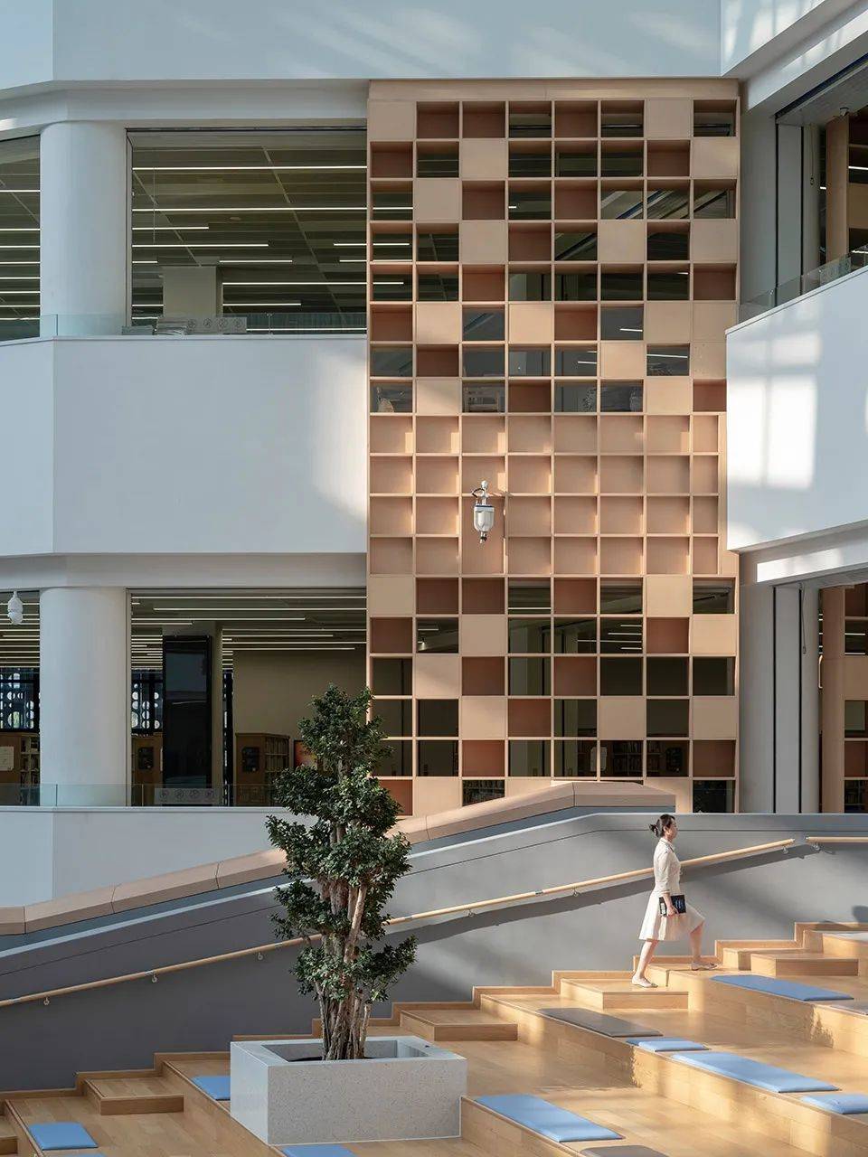 架"以格子构成的方式进行排列组合,从二维平面转换为三维立体空间构成