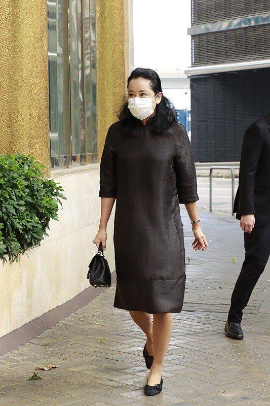 郭晶晶 不愧是郭晶晶的婆婆，朱玲玲都60多了，穿搭还是很低调不装嫩