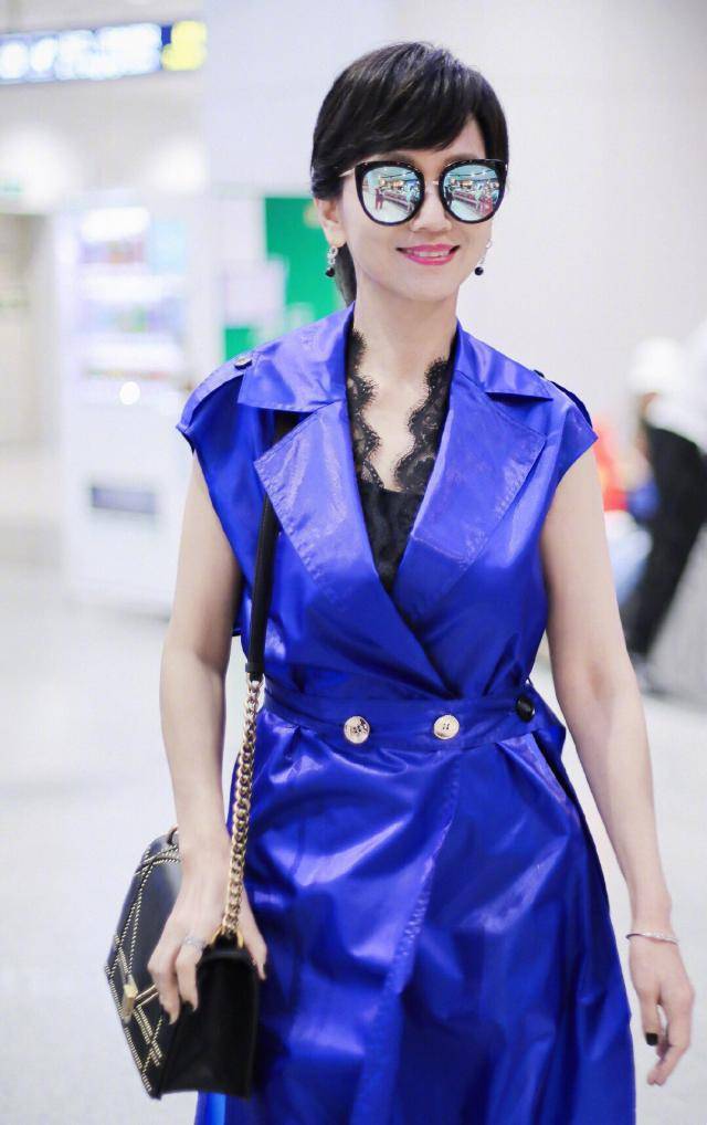 64岁赵雅芝不服老，一袭蓝色连衣裙配张扬墨镜，又被惊艳到了！